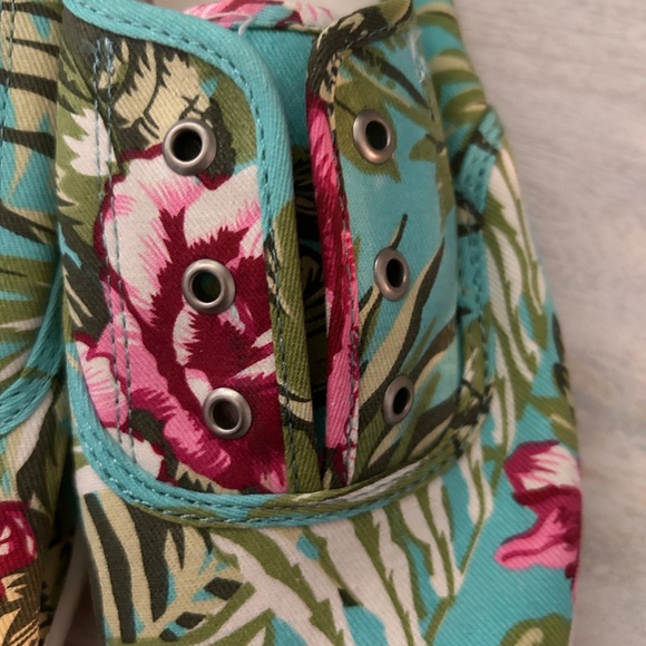 NWT Arizona Jeans Lacy Shoe Canvas Floral Sneaker Slip In Pink, Blue, Green Sz 9 - Picture 10 of 10